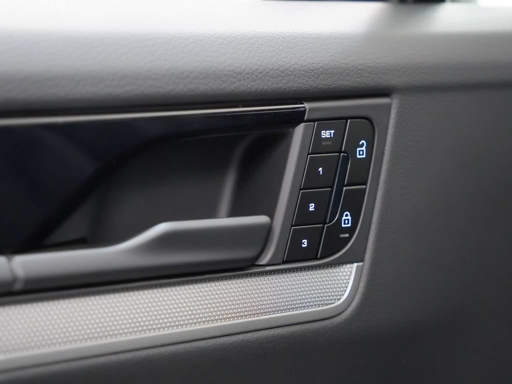 Certified 2026 Porsche Cayenne AWD/4WD image 22