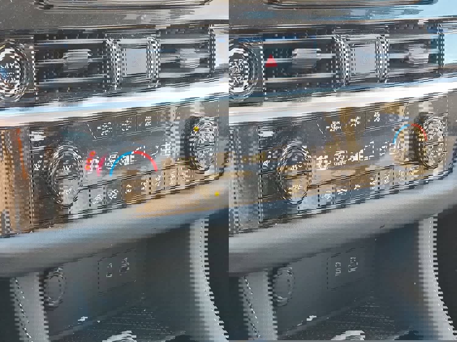 Used 2024 Nissan Pathfinder SV image 17