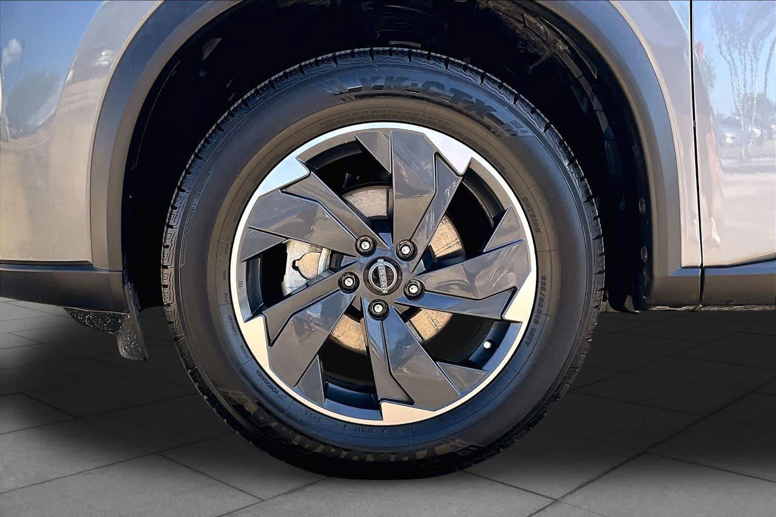 Certified 2024 Nissan Rogue SV FWD image 11