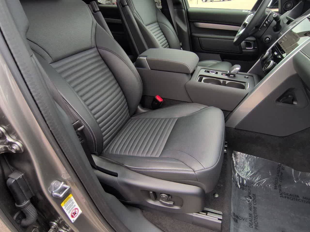 Used 2025 Land Rover Discovery Dynamic SE image 23
