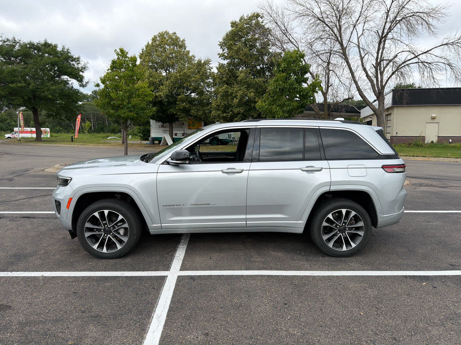 Used 2022 Jeep Grand Cherokee Overland w/ Luxury Tech Group IV AWD/4WD image 4