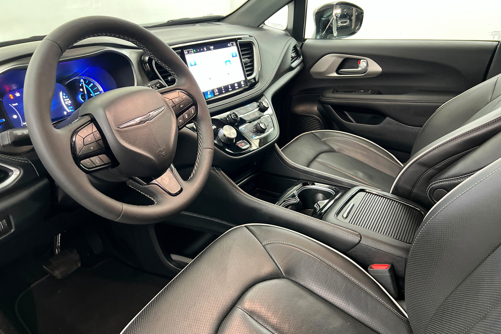 Used 2024 Chrysler Pacifica Premium FWD image 17