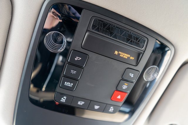 Used 2025 Kia Carnival EX image 44