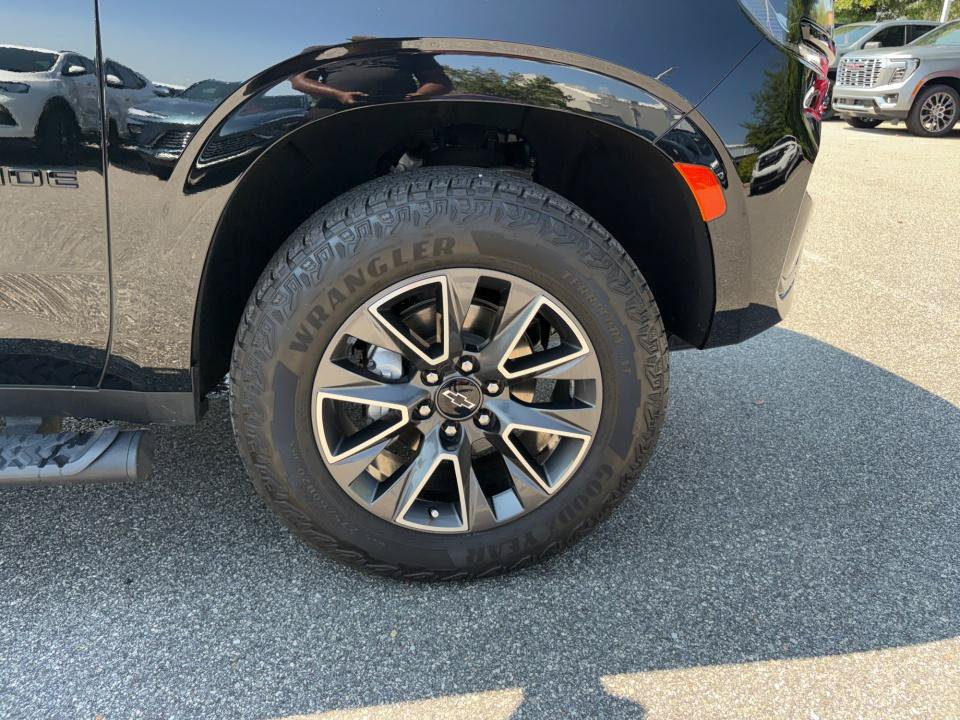 Certified 2023 Chevrolet Tahoe Z71 w/ Luxury Package AWD/4WD image 25