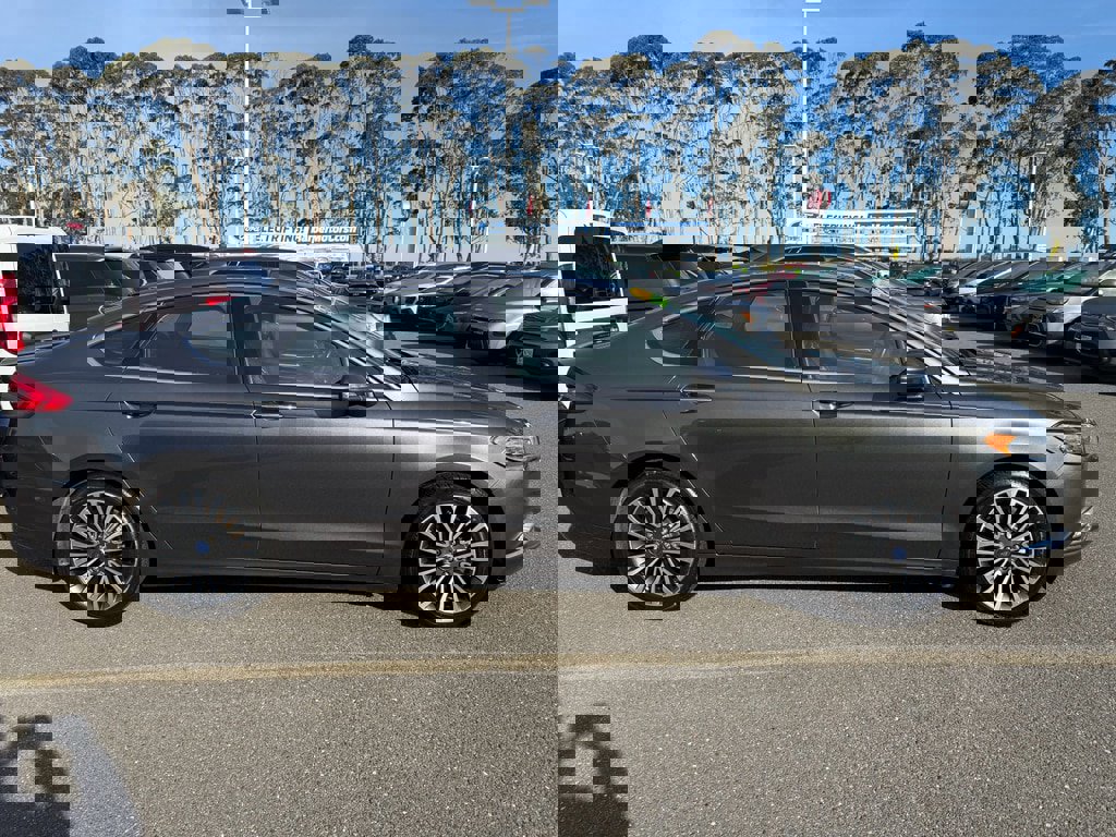 Used 2018 Ford Fusion Titanium image 2