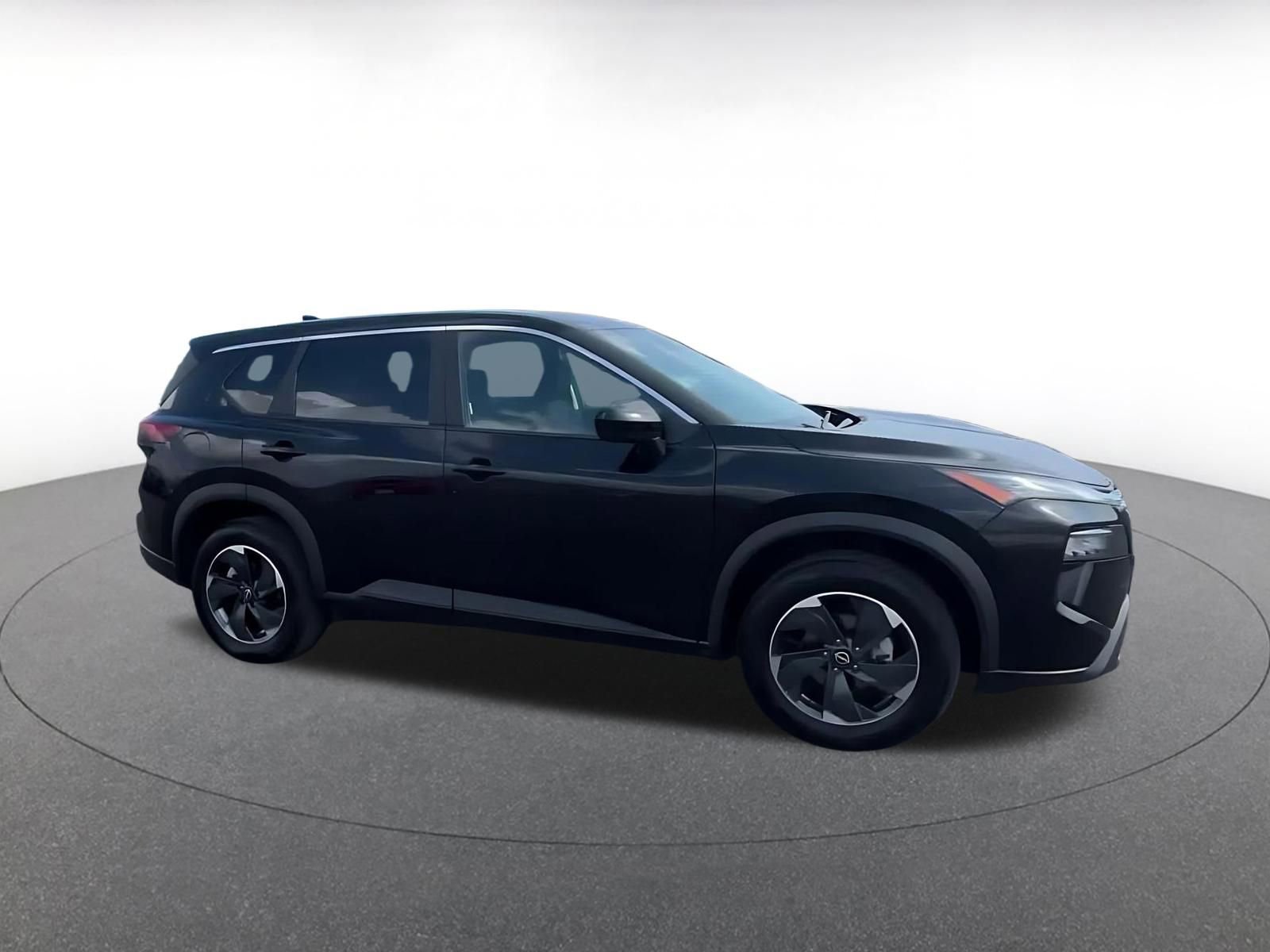 Used 2025 Nissan Rogue SV image 2