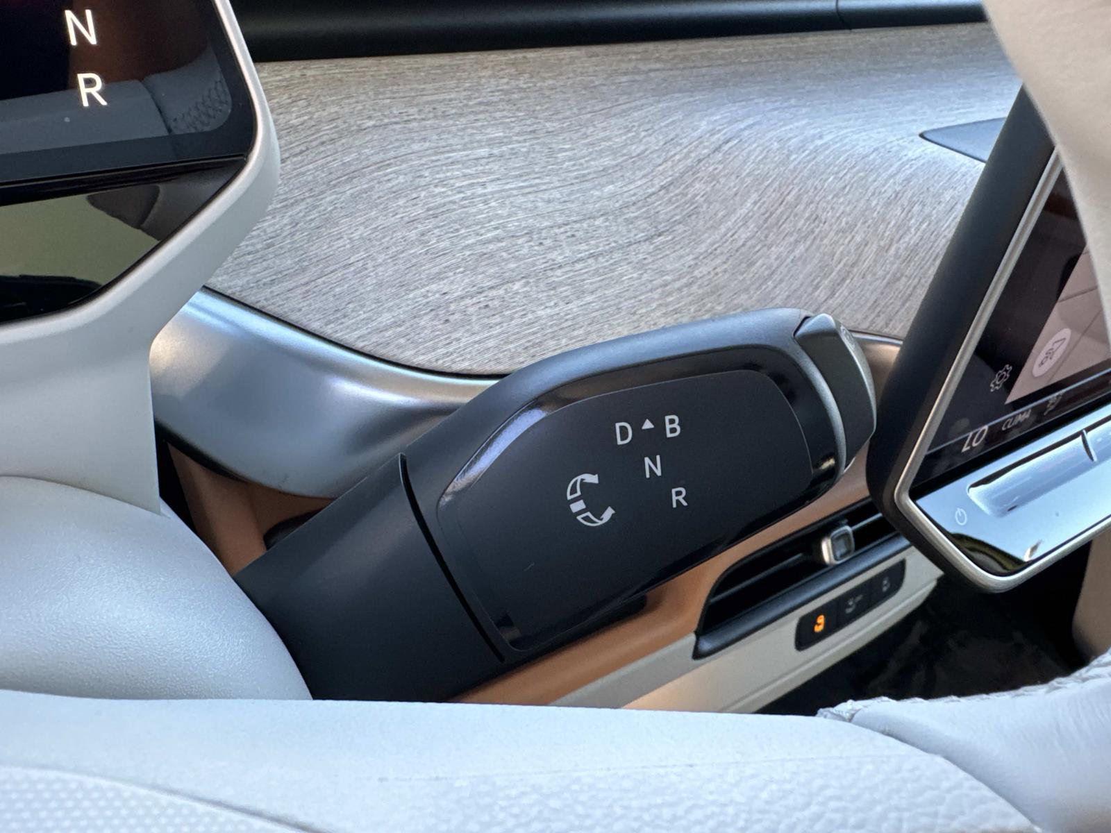 Used 2025 Volkswagen ID. Buzz 1st Edition image 17