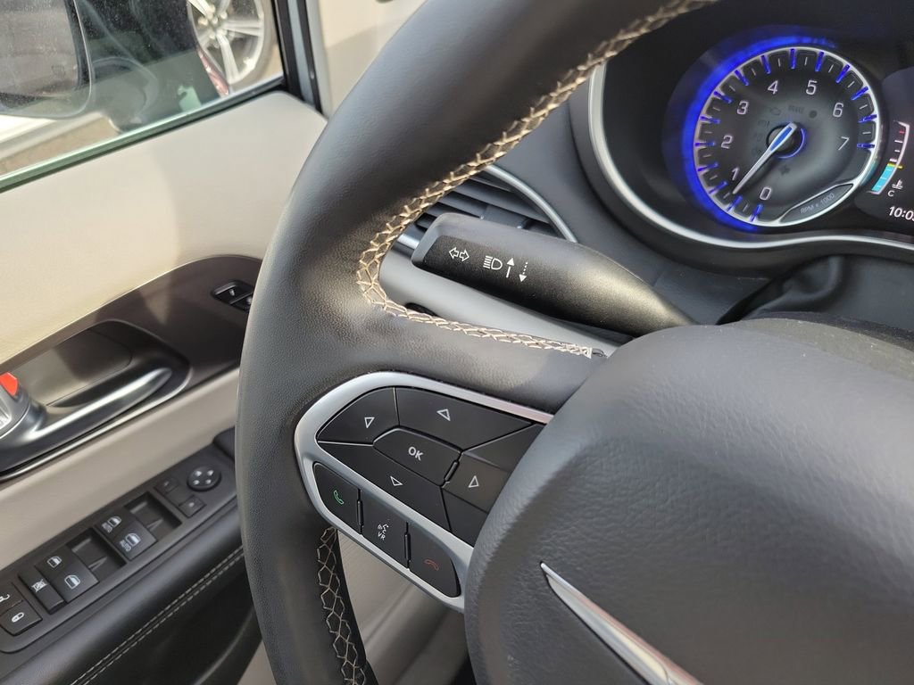 Used 2024 Chrysler Pacifica Touring-L image 25