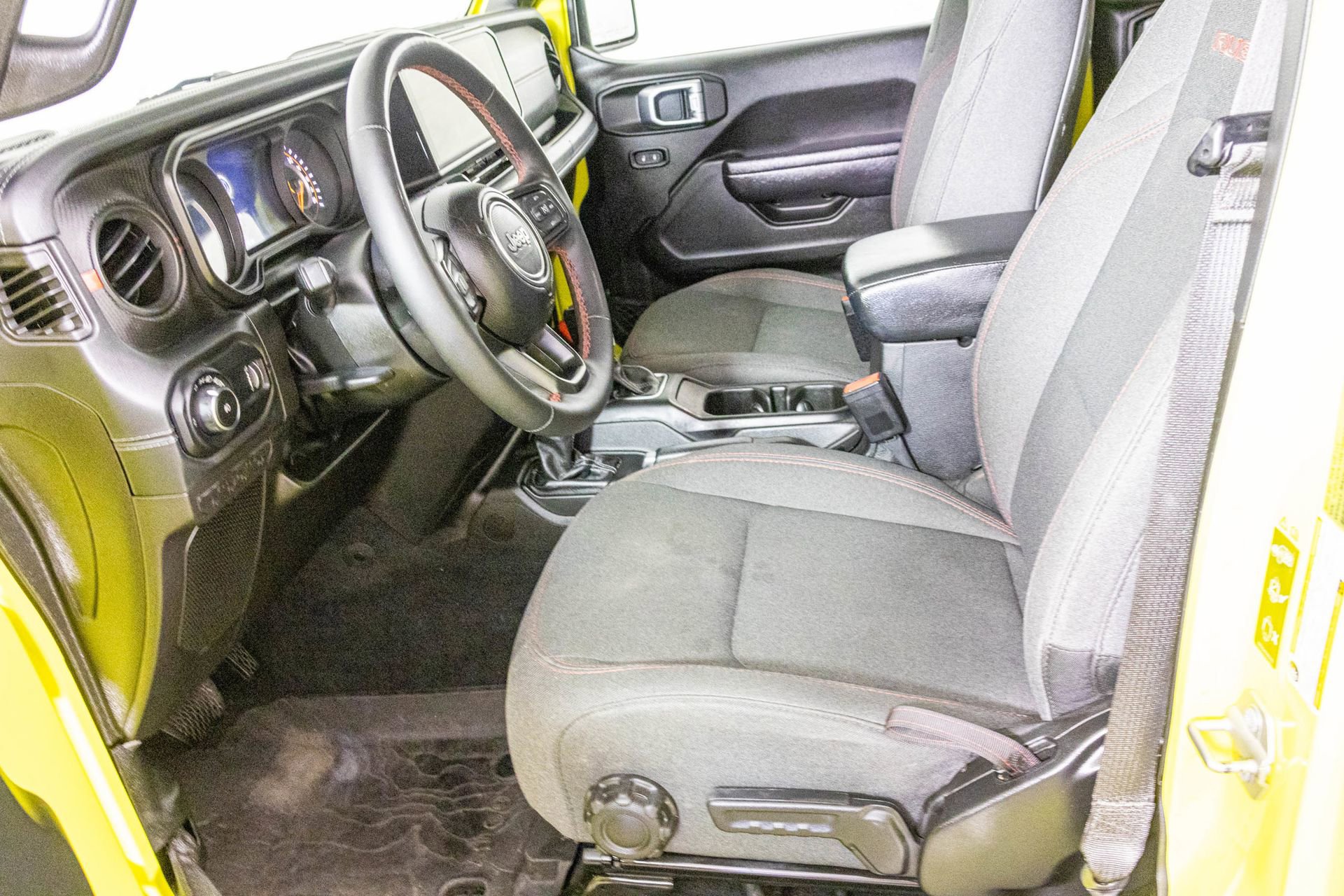 Used 2024 Jeep Wrangler Unlimited Rubicon w/ Convenience Group image 17