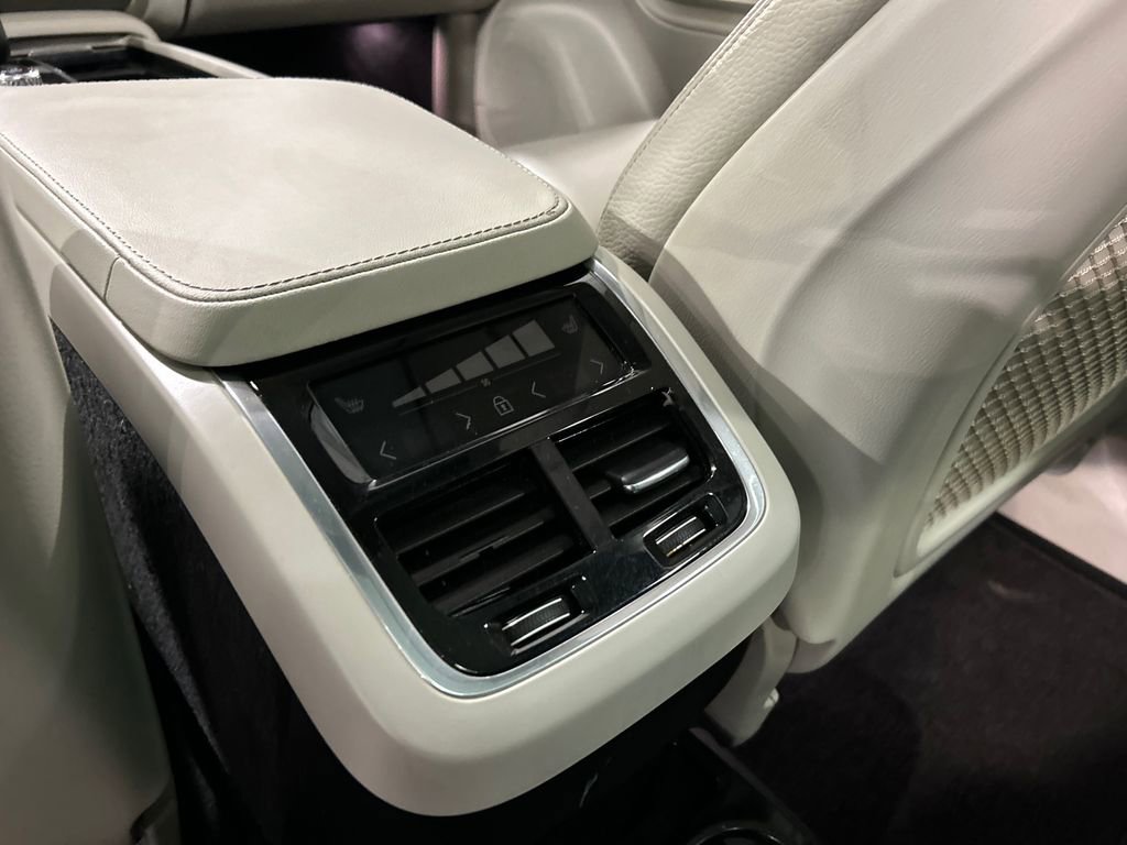 Used 2023 Volvo XC90 B6 Plus image 22