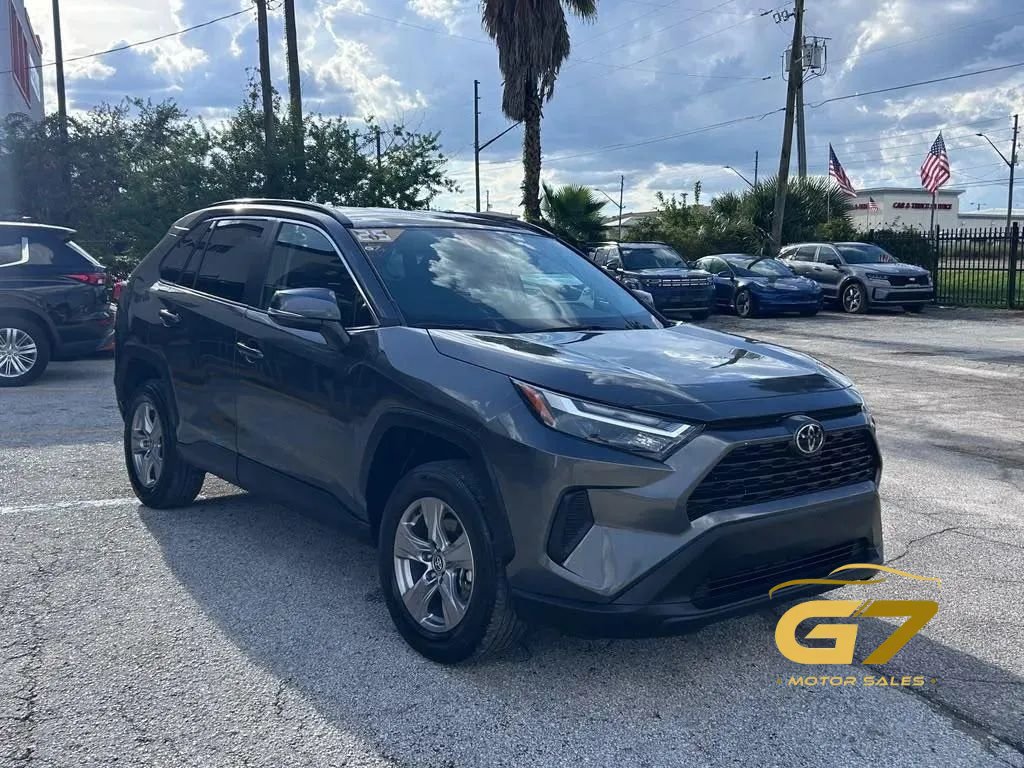 Used 2025 Toyota RAV4 XLE AWD/4WD image 4