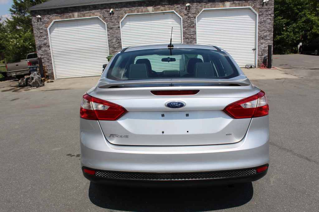 Used 2014 Ford Focus SE w/ SE Sport Package FWD image 6