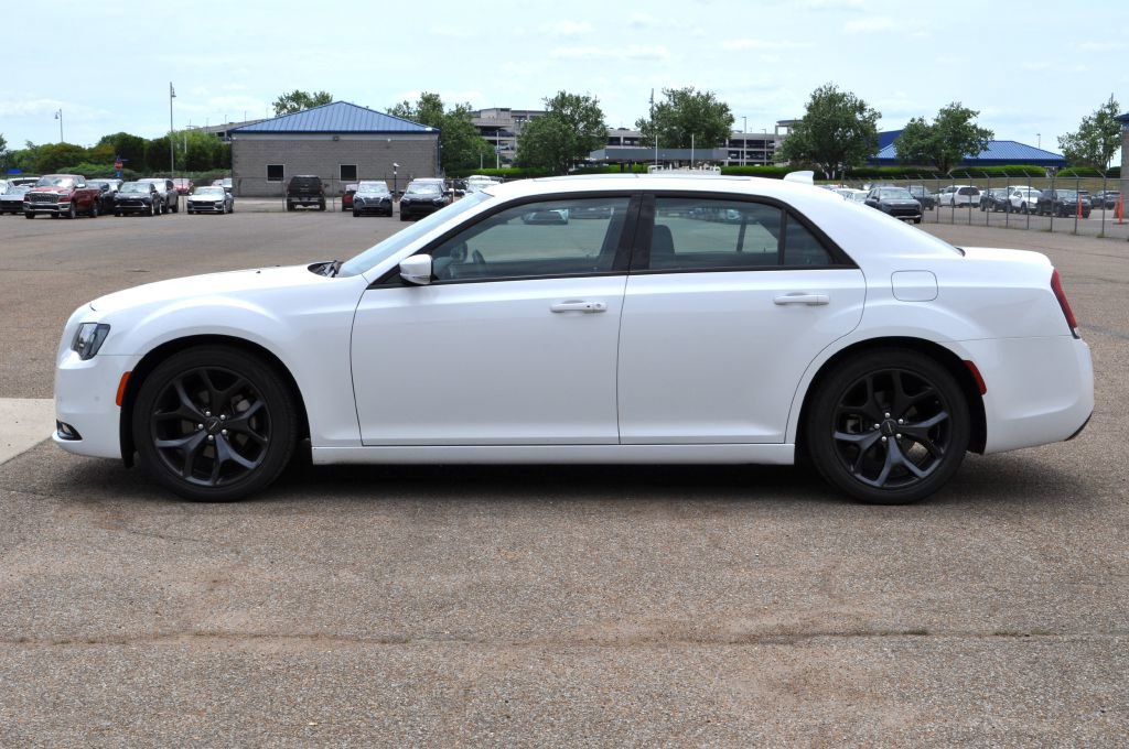 Used 2023 Chrysler 300 S w/ Comfort Group RWD image 2