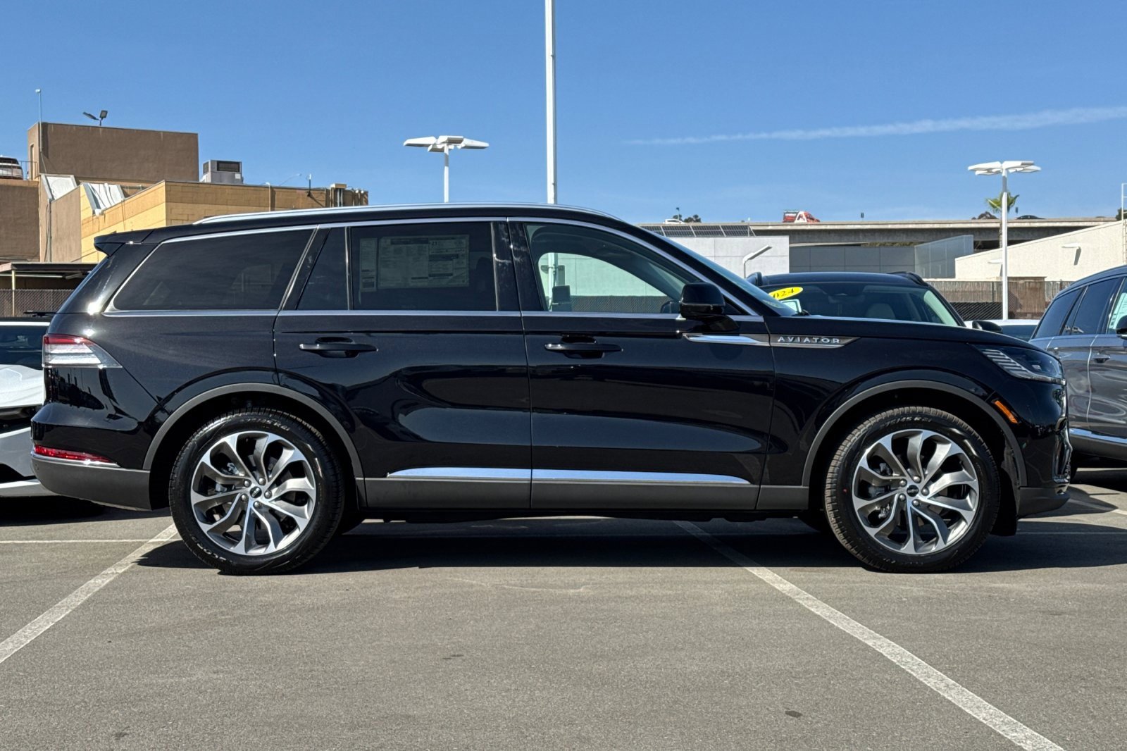 New 2025 Lincoln Aviator Reserve w/ Luxury Package image 2