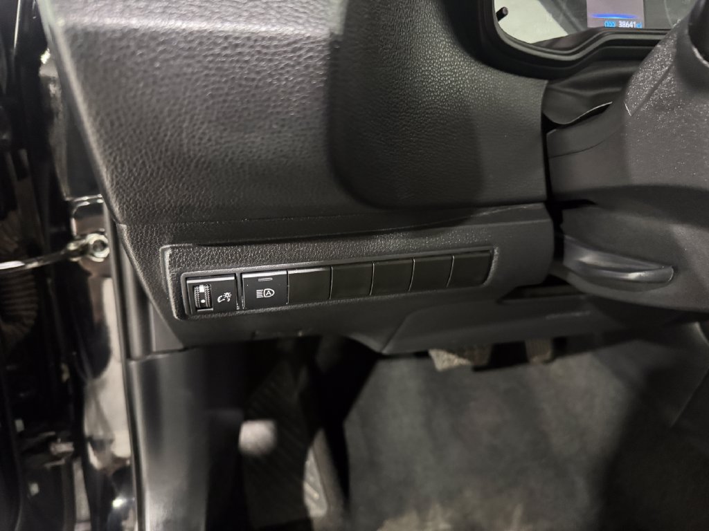 Used 2025 Toyota Corolla LE FWD image 31