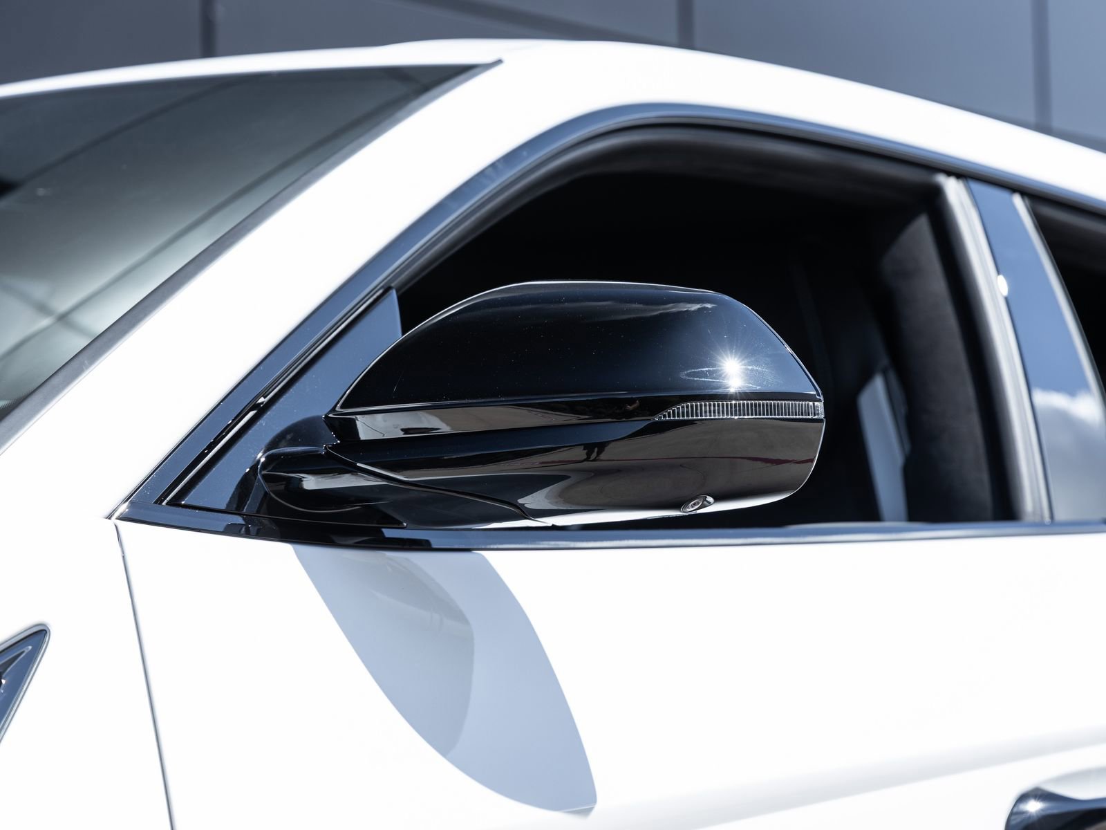 Used 2025 Lamborghini Urus SE AWD/4WD image 15