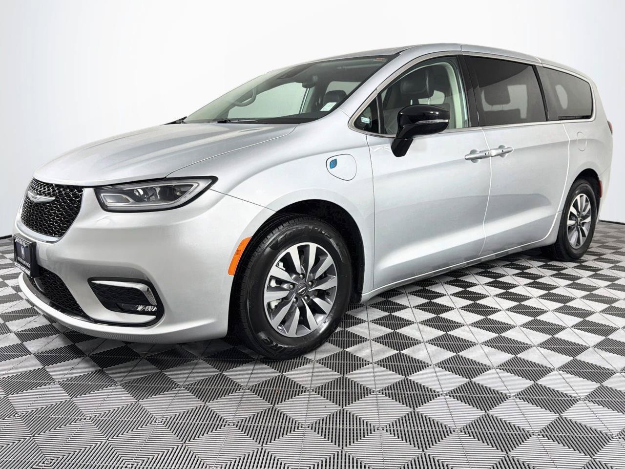 Used 2024 Chrysler Pacifica Limited FWD image 6