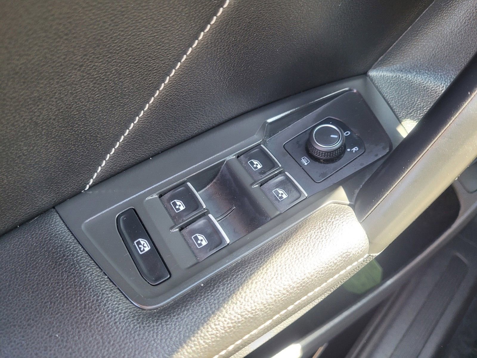 Used 2024 Volkswagen Tiguan SE image 17