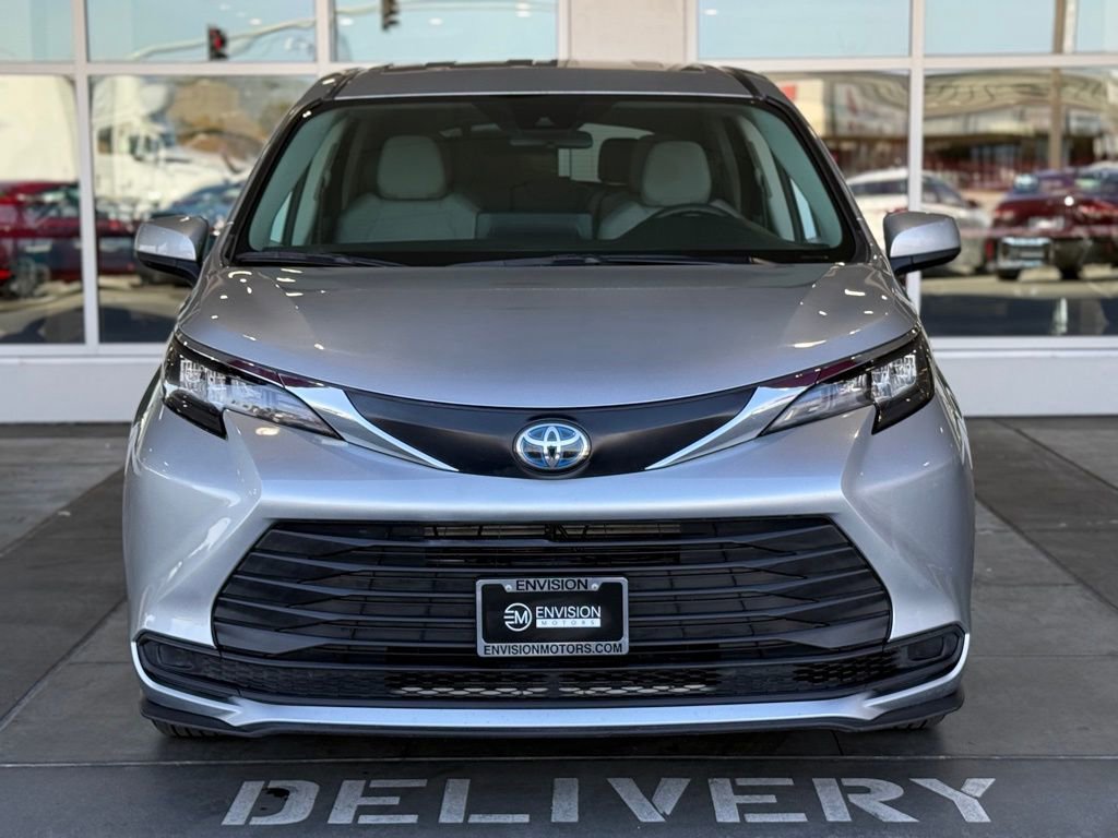 Used 2024 Toyota Sienna LE image 4