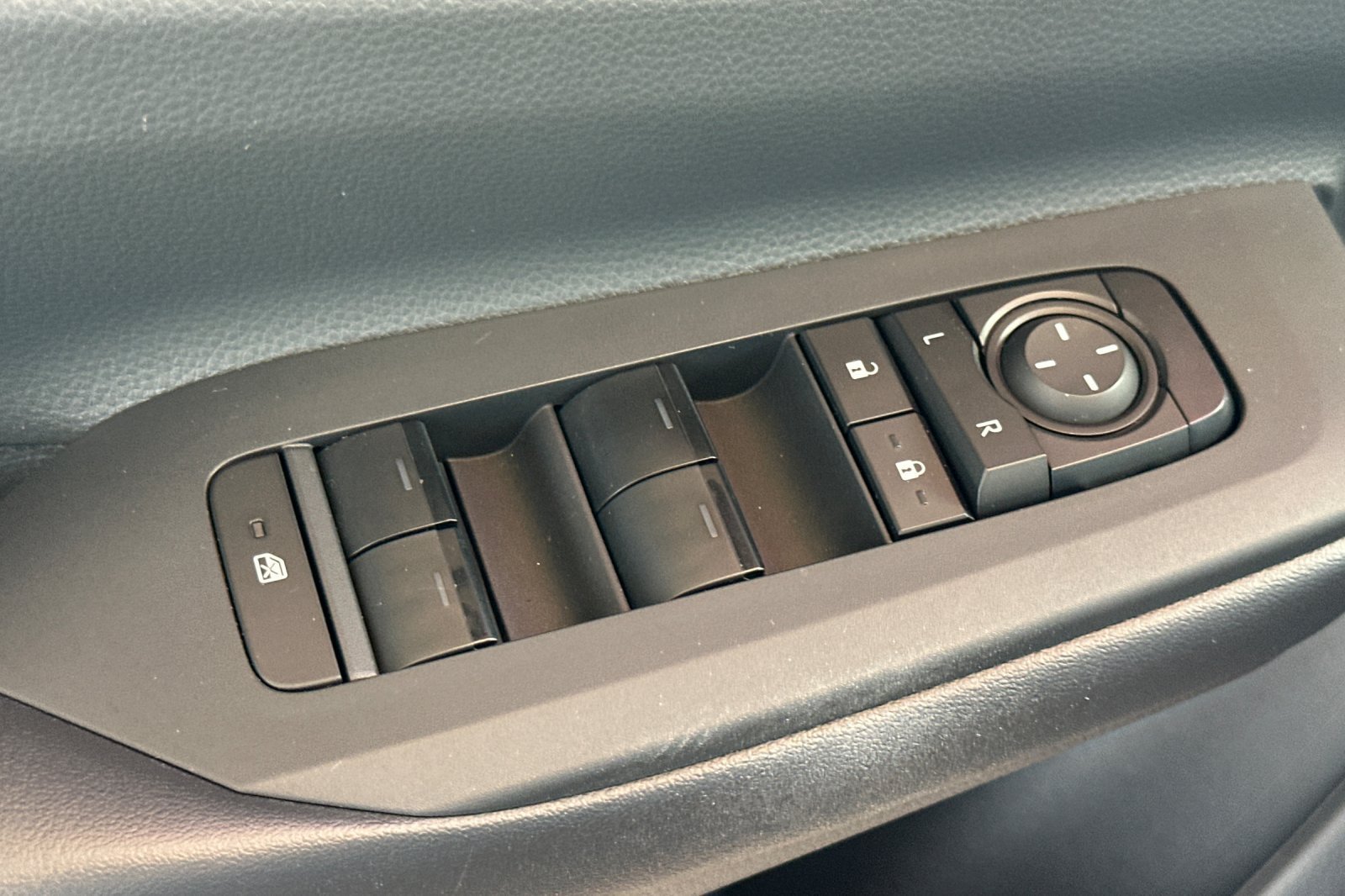 Used 2025 Toyota Prius LE FWD image 13