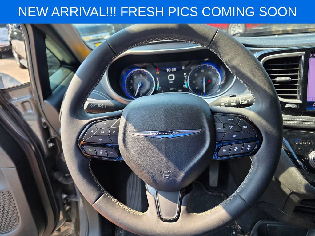 Used 2022 Chrysler Pacifica Touring-L w/ S Appearance Package FWD image 12