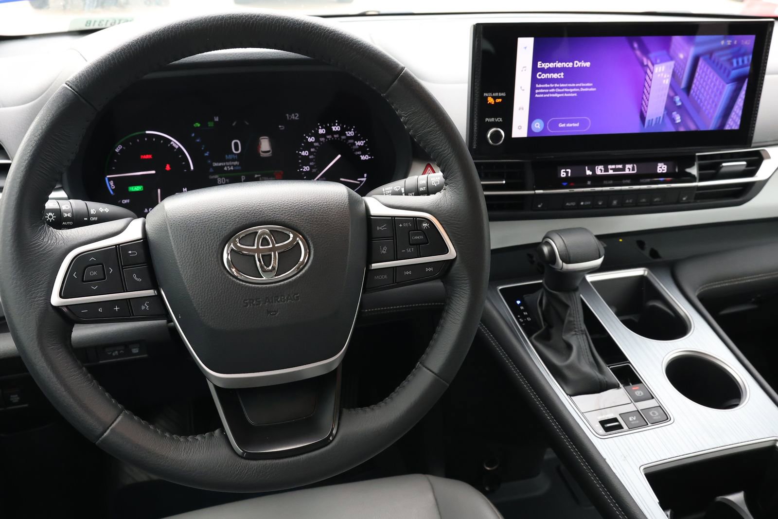 Used 2025 Toyota Sienna XLE image 16