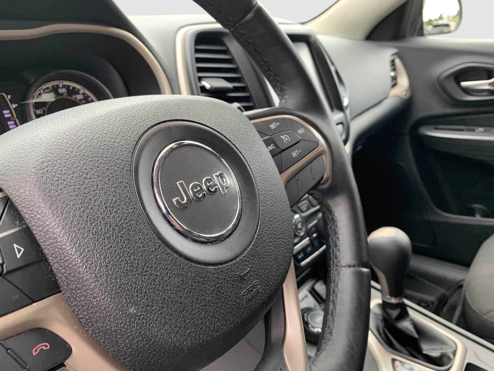 Used 2017 Jeep Cherokee 75th Anniversary AWD/4WD image 41