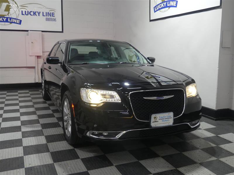 Used 2018 Chrysler 300 Touring w/ Driver Convenience Group AWD/4WD image 5