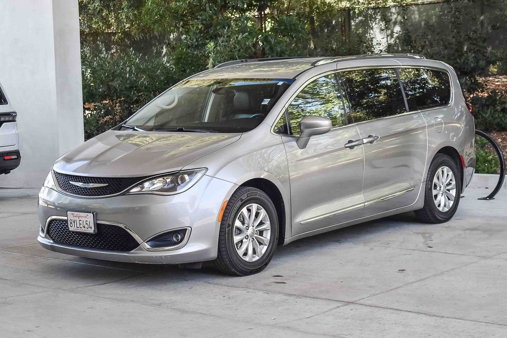 Used 2018 Chrysler Pacifica Touring-L image 3