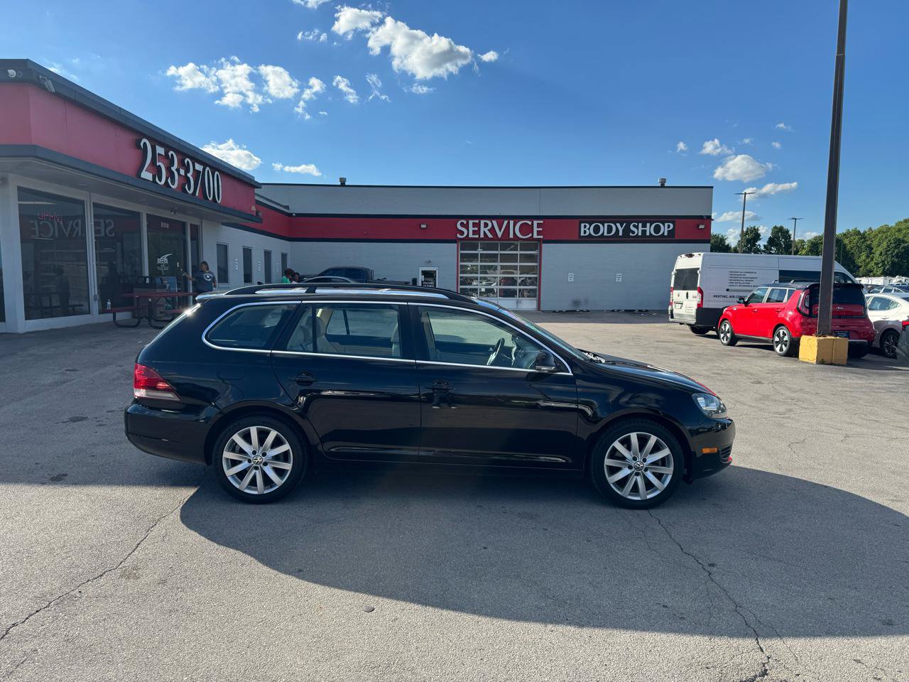 Used 2011 Volkswagen Jetta TDI FWD image 2