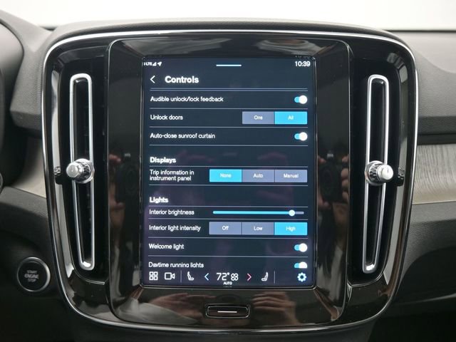 Used 2024 Volvo XC40 B5 Plus image 18