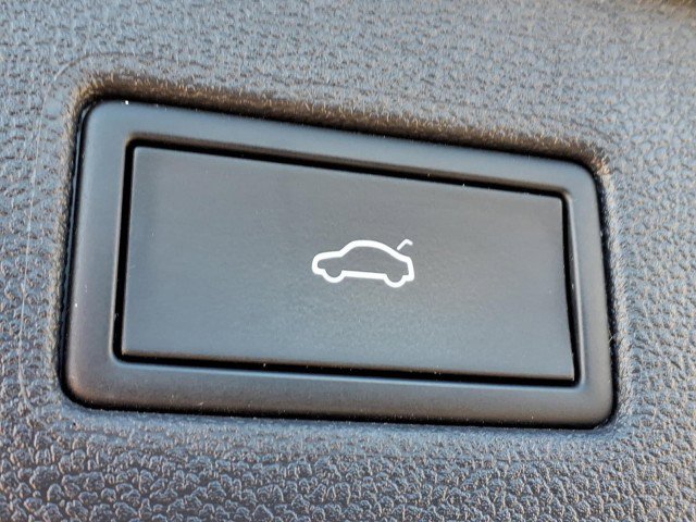 Certified 2023 Volkswagen Tiguan SE R-Line image 10