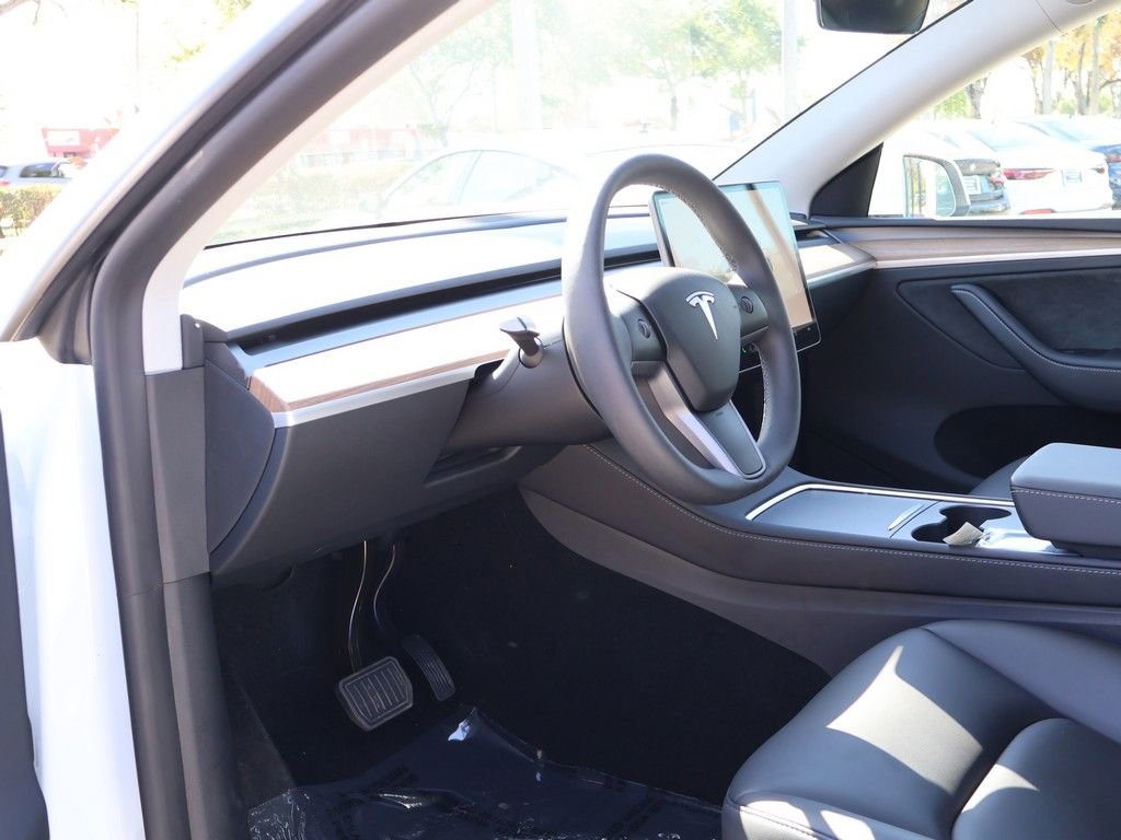 Used 2025 Tesla Model Y Long Range image 27
