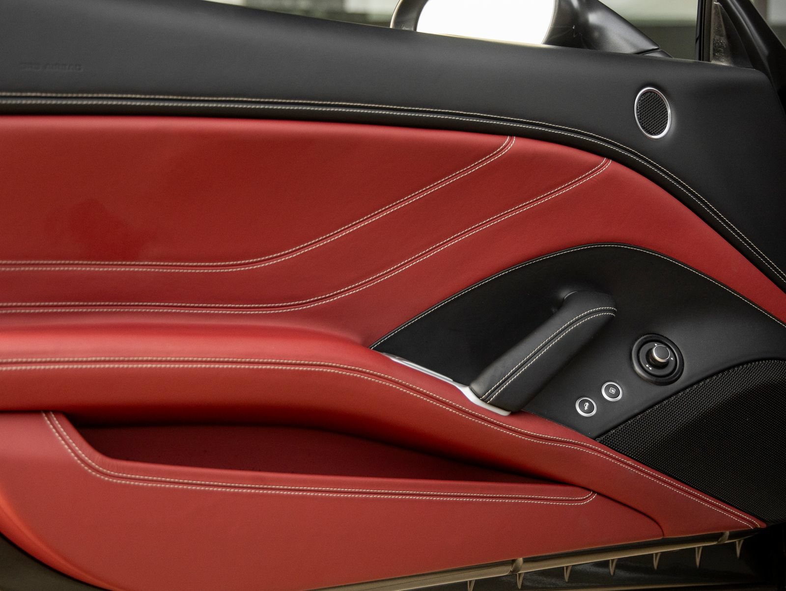 Used 2016 Ferrari California T RWD image 24