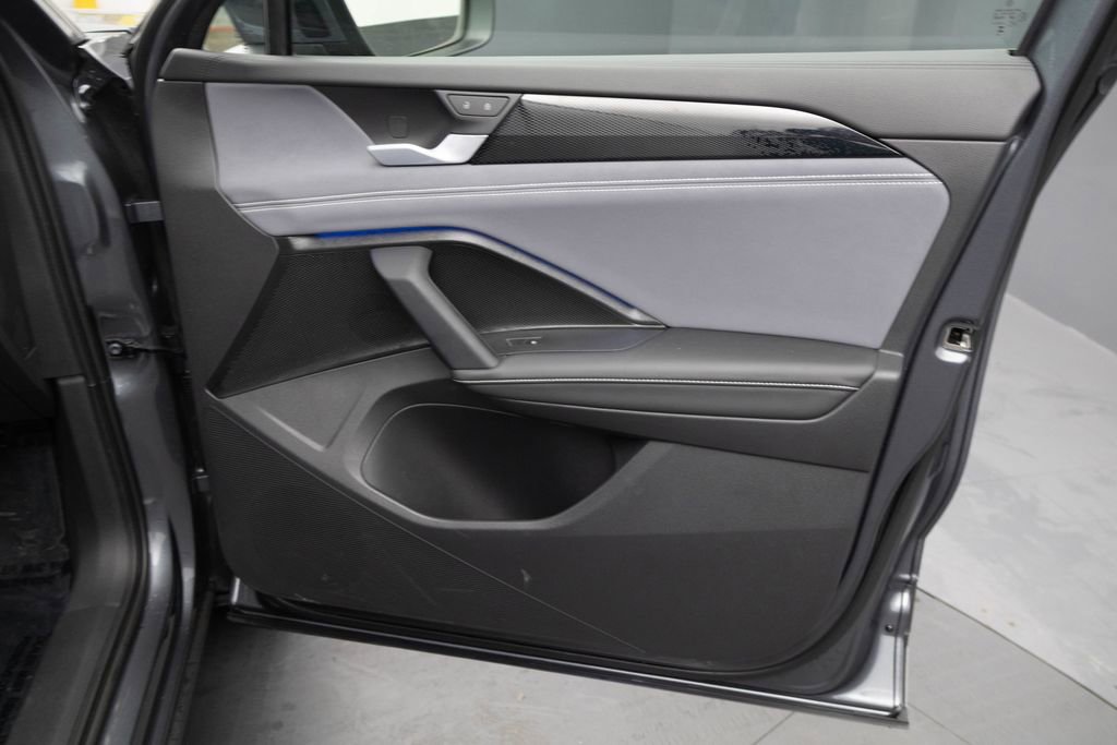 Used 2025 Volkswagen Tiguan SE image 33