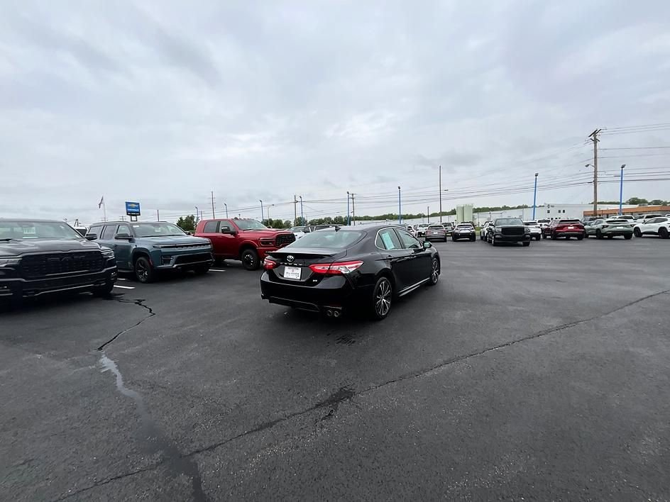 Used 2020 Toyota Camry SE FWD image 7