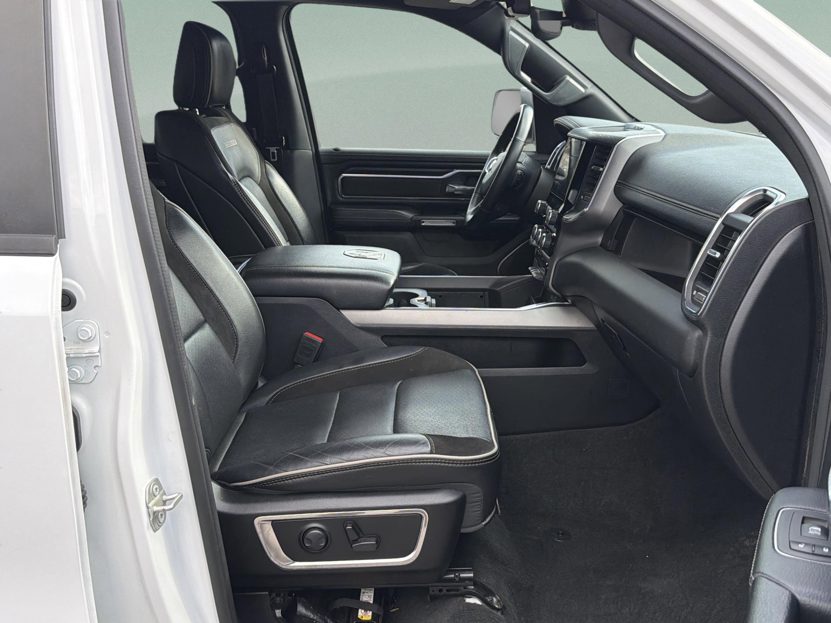 Used 2024 RAM 1500 Laramie image 41