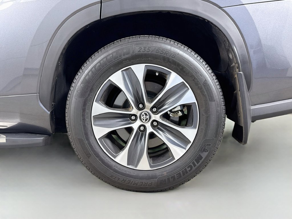 Used 2024 Toyota Highlander XLE FWD image 33