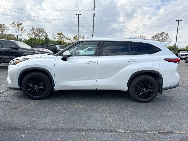 Used 2022 Toyota Highlander XLE AWD/4WD image 2