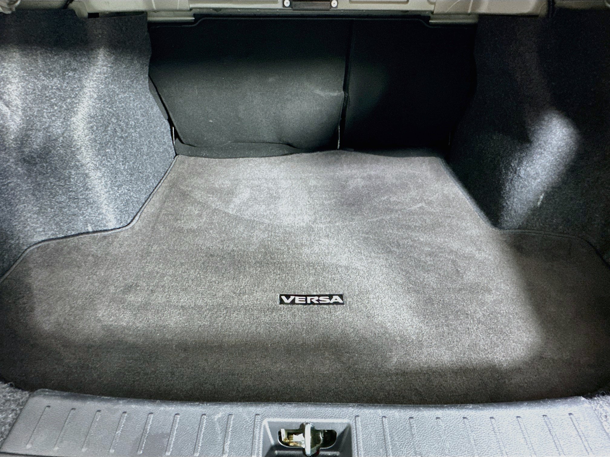 Used 2025 Nissan Versa SR FWD image 26