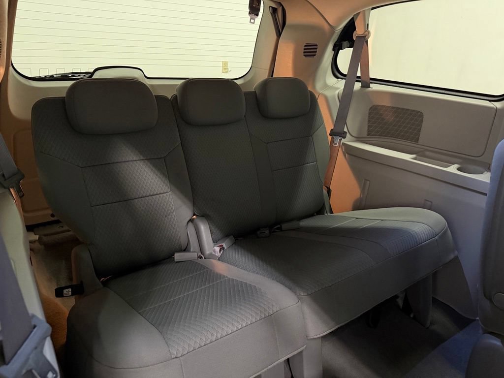 Used 2010 Chrysler Town & Country Touring FWD image 20