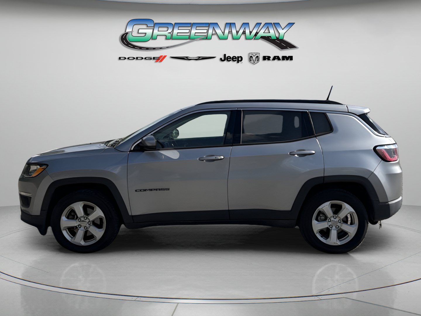 Used 2018 Jeep Compass Latitude FWD image 2