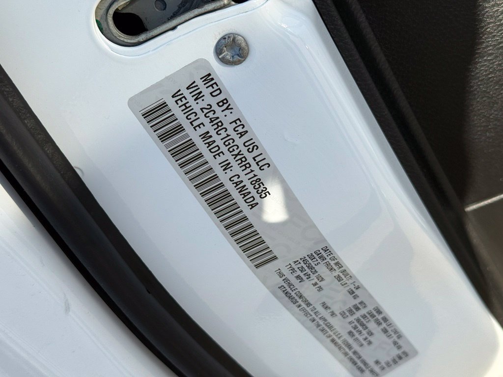 Used 2024 Chrysler Pacifica Limited w/ Uconnect Theater Family Group FWD image 10