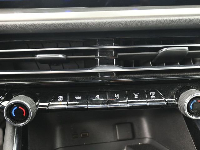 Used 2025 Chevrolet Traverse LT image 11