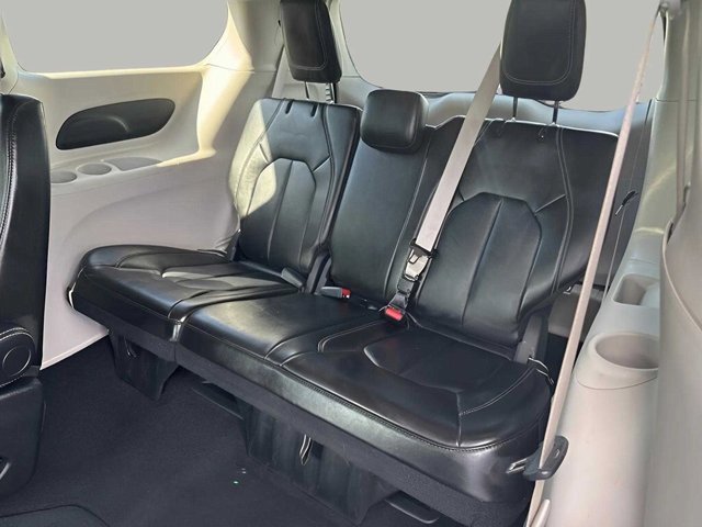 Used 2024 Chrysler Pacifica Touring-L image 8