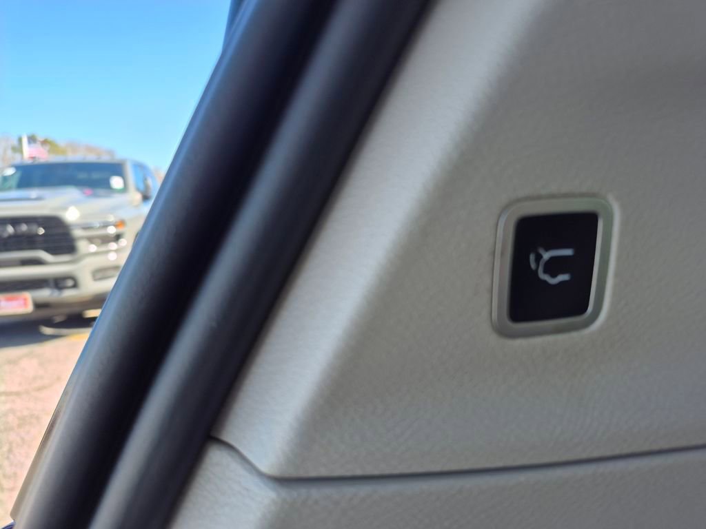 Used 2023 Chrysler Pacifica Touring-L image 10