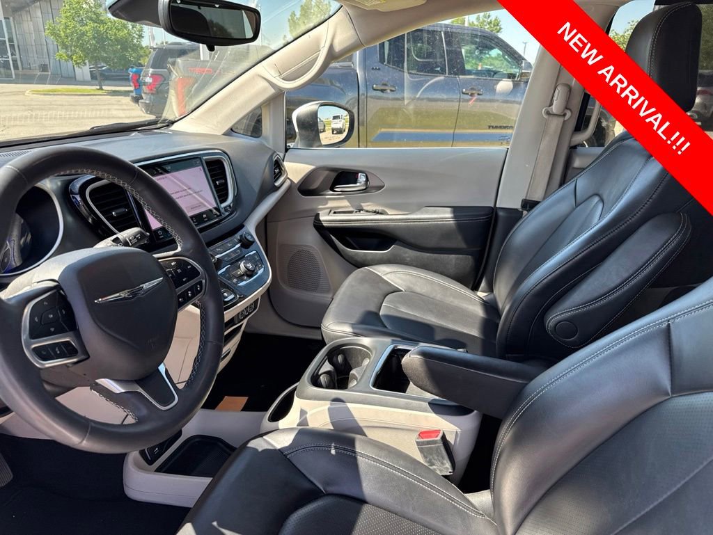 Used 2023 Chrysler Pacifica Touring-L FWD image 7