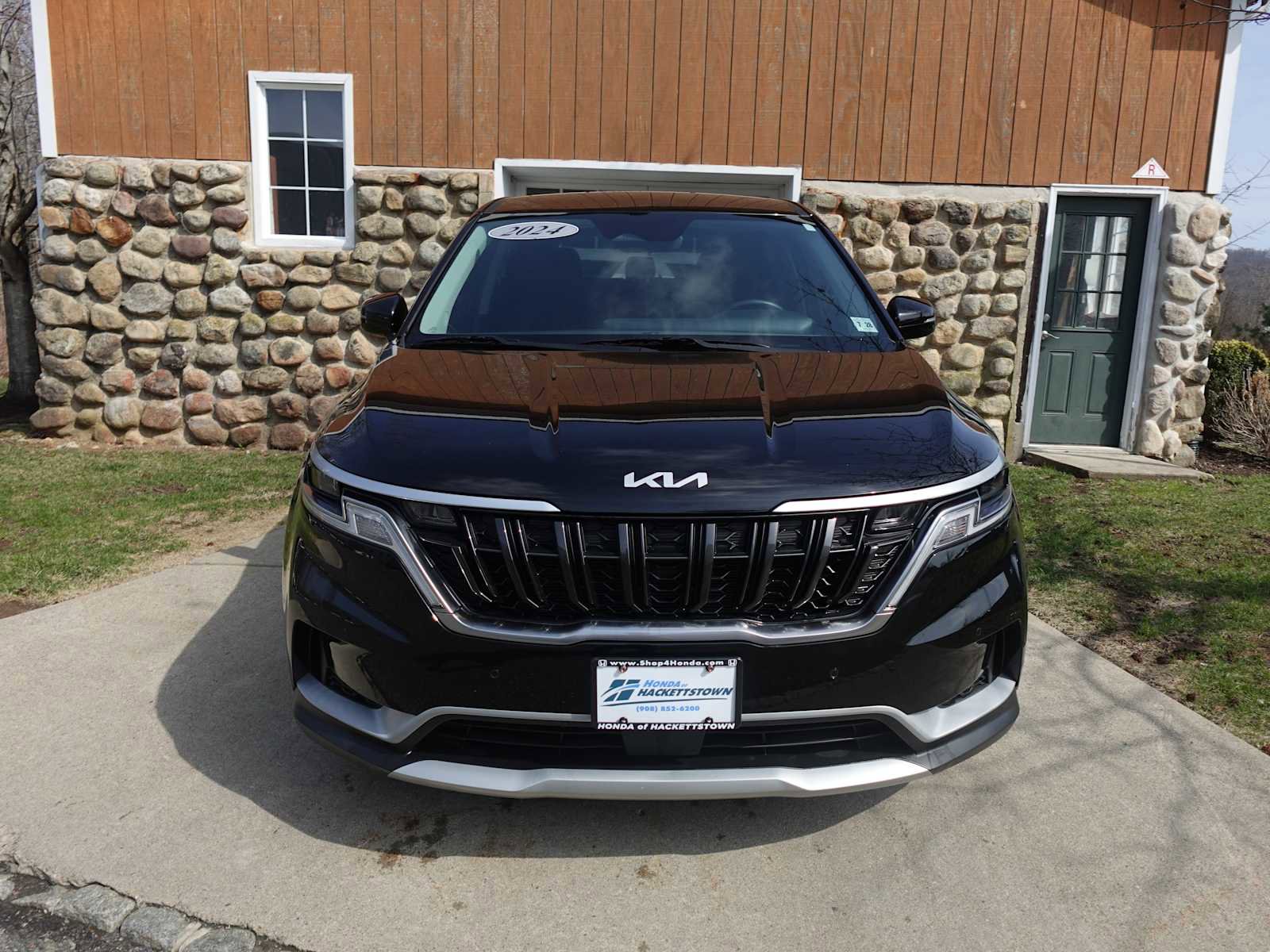 Used 2024 Kia Carnival EX image 2