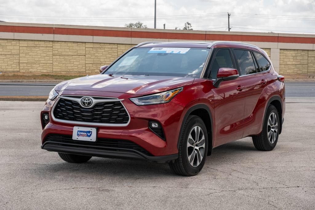 Used 2023 Toyota Highlander XLE FWD image 4