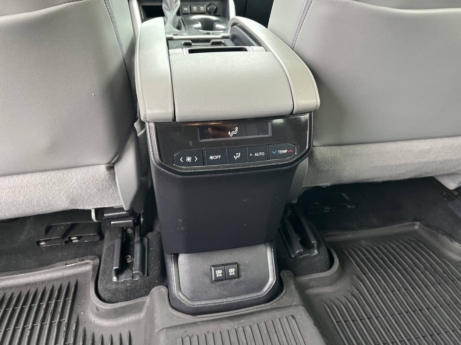 Used 2020 Toyota Highlander XLE AWD/4WD image 40